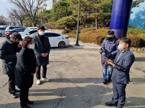 28일 기자회견 직후 광주MBC 프리랜서 해고 대응을 위한 시민모임이 항의서한과 MBC 사장 면담 요청서를 사측에 전달하고 있다.