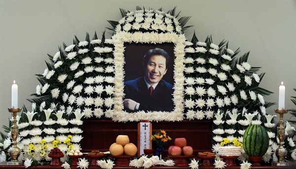 2011년 12월 30일 고 김근태 민주통합당 상임고문이 64세로 별세한 가운데, 서울 종로구 서울대병원 장례식장에 마련된 빈소에 영정사진이 놓여져 있다.