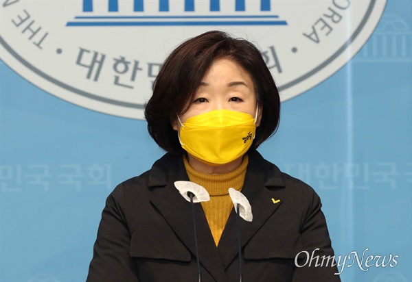정의당 심상정 대선 후보가 29일 서울 여의도 국회 소통관에서 보건의료공약 '심상정케어'를 발표하고 있다.