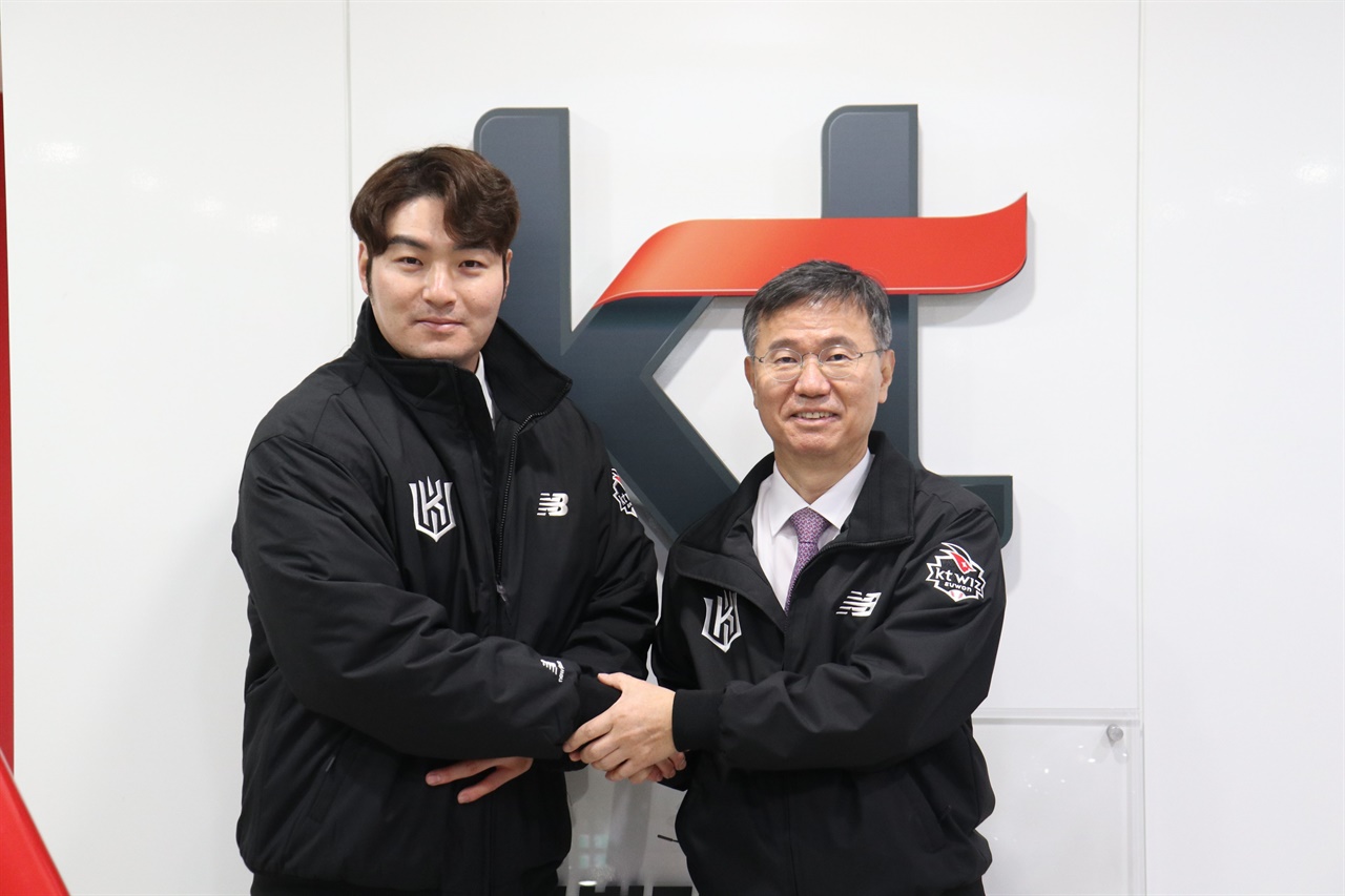  KT와 계약 체결 이후 기념사진 촬영에 임한 박병호(왼쪽)