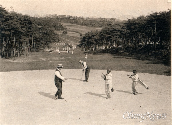 1920년대 일제는 왕가의 무덤 효창원에 골프장을 만들었다. 효창공원 게시물 재촬영.