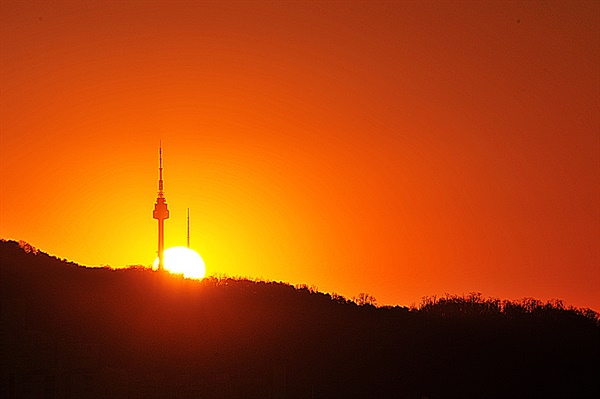 남산타워 위로 떠오르는 태양 08:03