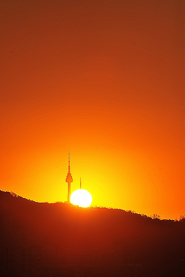 남산타워 위로 떠오르는 태양  08:03