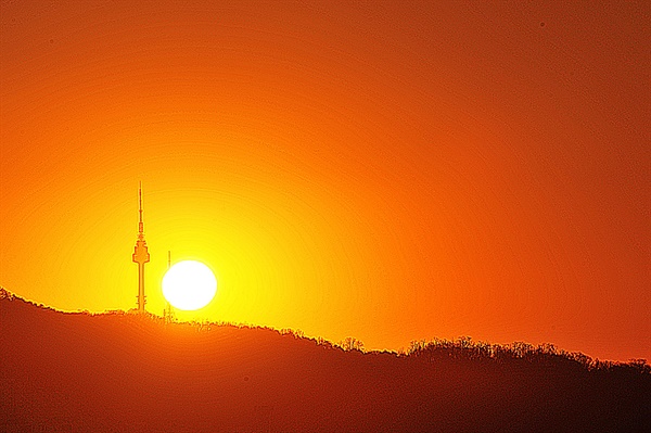 남산타워 위로 떠오르는 태양 08:05