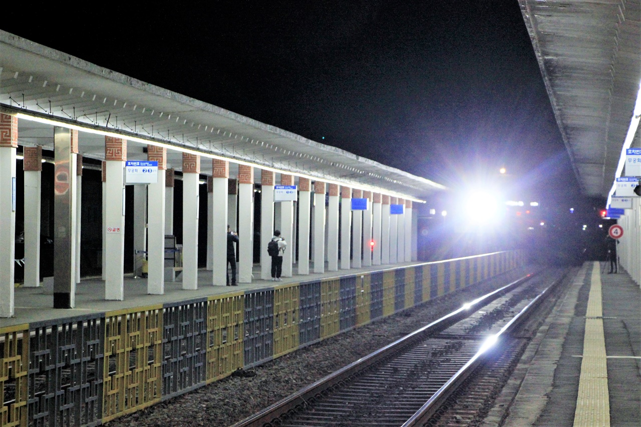 경주역에 도착하는 마지막 울산 방면 열차가 역 안을 밝히고 있다.