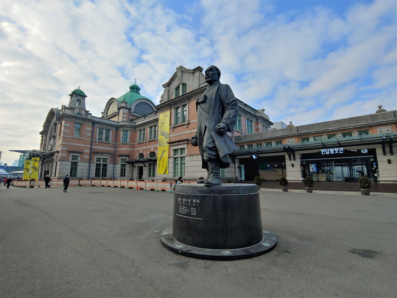 지금은 문화역서울284 공간으로 사용 중인 옛 역사와 광장 앞에 선 왈우 강우규 의사 동상.