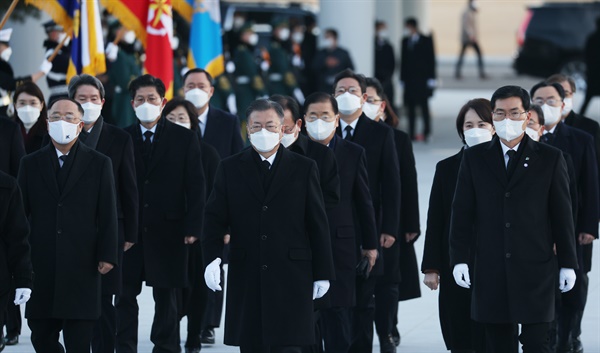 문재인 대통령과 국무위원들이 새해 첫날인 1일 서울 동작동 국립서울현충원 참배에 나서고 있다.