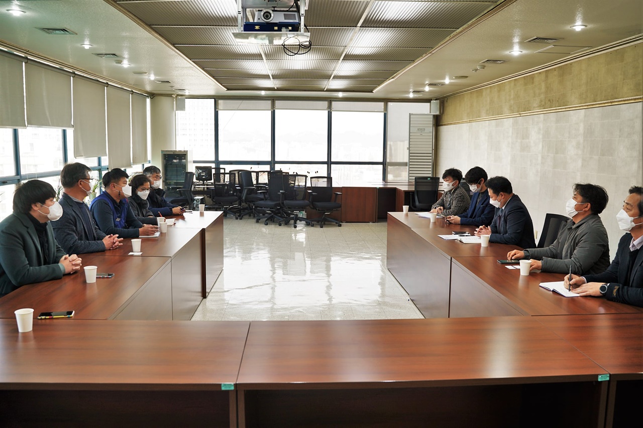 31일 광주MBC 프리랜서 노동자 해고 대응을 위한 시민사회모임이 광주MBC 김낙곤 사장과 면담을 진행하고 있다.