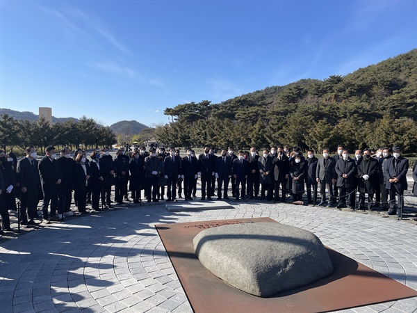 민주당경남선대위, 새해 첫날 고 노무현 대통령 묘지 참배.