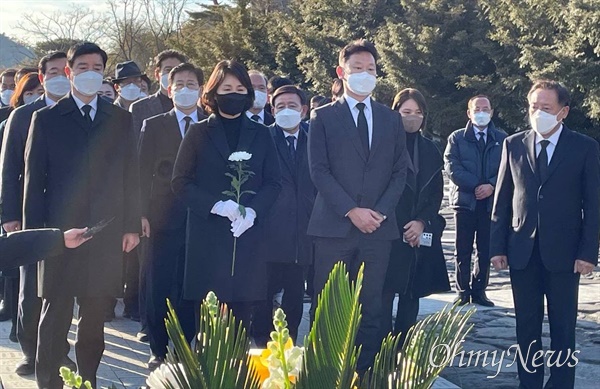 더불어민주당 이재명 대선후보의 배우자 김혜경씨가 1일 고 노무현 대통령 묘소를 참배했다.