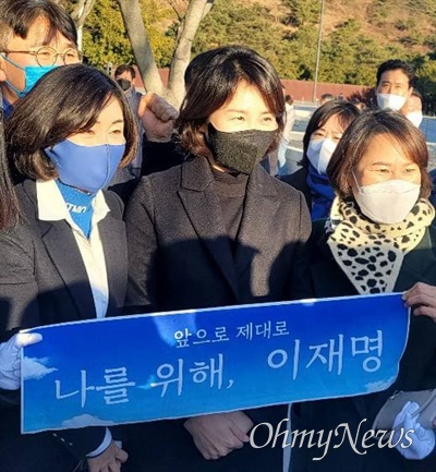 더불어민주당 이재명 대선후보의 배우자 김혜경씨가 1일 고 노무현 대통령 묘소를 참배한 뒤 한은정 창원시의원 들과 사진을 찍었다.