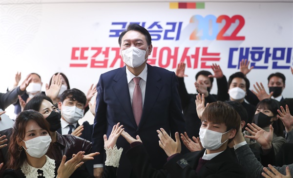 국민의힘 윤석열 대선 후보가 1일 오후 서울 여의도 대하빌딩에서 열린 선대위 신년인사회에서 청년보좌역들과 기념 촬영을 하고 있다.