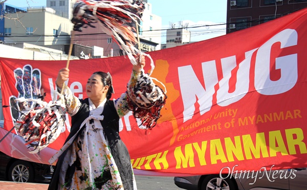 1월 2일 오후 창원역 광장에서 열린 “미얀마 민주주의 연대 44차 일요시위”. 박은혜 무용가의 진혼무.