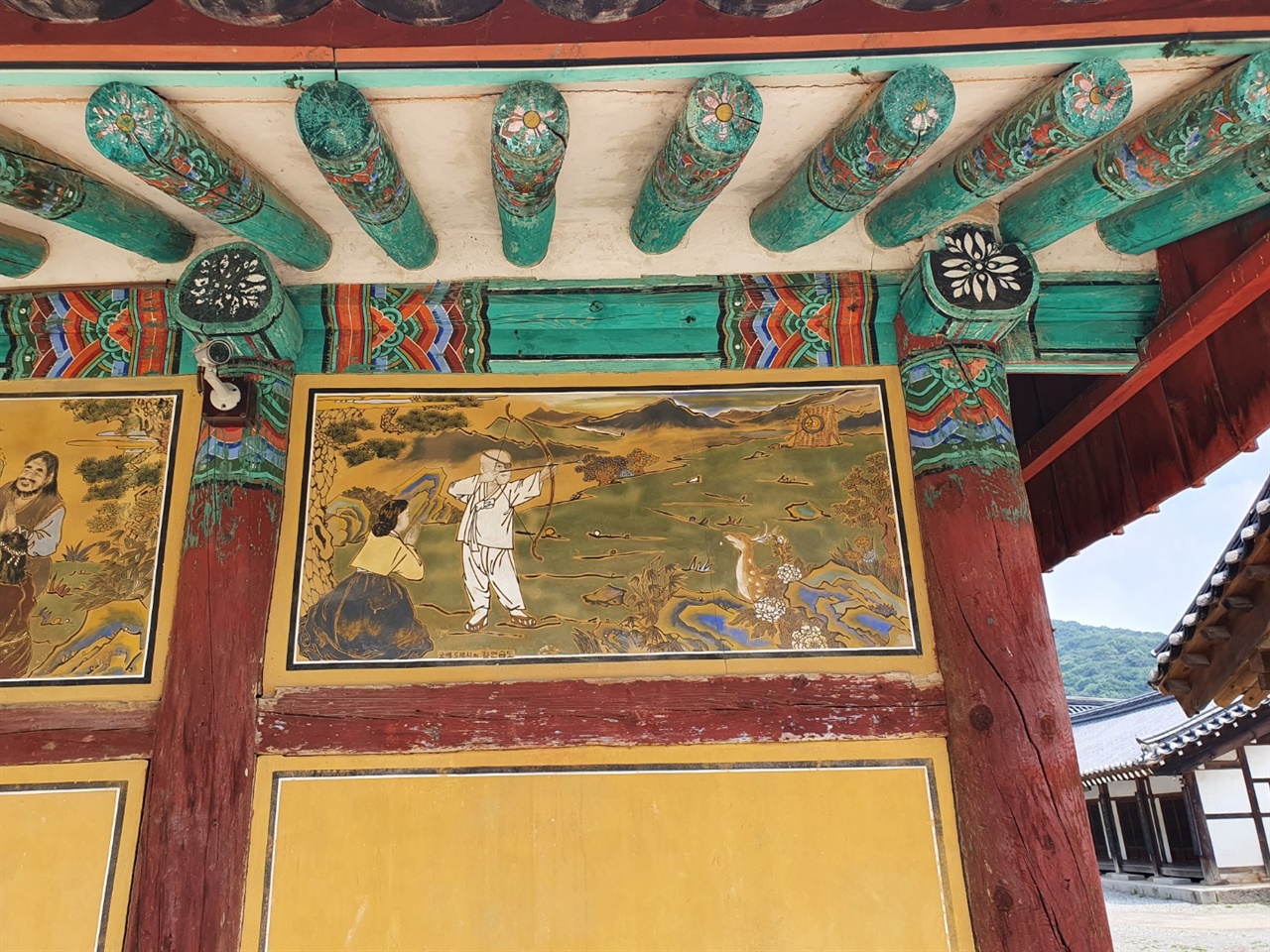 한국 역사상 가장 흥미진진한 인물인 궁예는 이곳 안성 칠장사에서 유년 시절을 보냈다. 안성, 포천 일대에는 아직도 그 당시 만들어진 미륵불이 꽤나 남아있다.