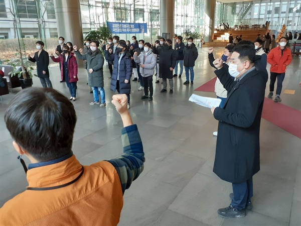 언론노조 연합뉴스TV 지부 조합원들이 지난 14일 오후 사옥 1층 로비에서 임단협 출정식을 열고 있다.