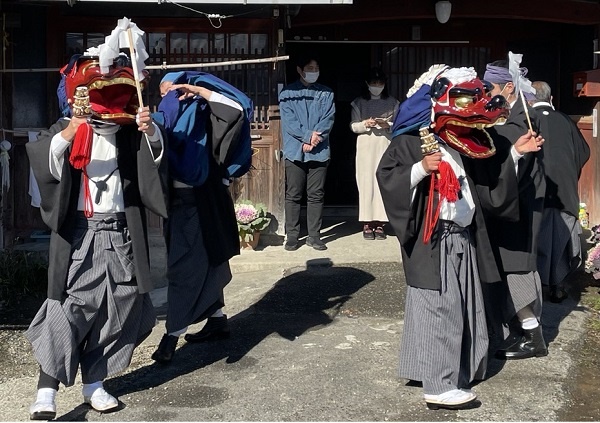          사자춤은 일본뿐만 아니라 여러 곳에서 볼 수 있습니다. 일본에서도 사차춤을 추는 여러 단체가 있습니다.