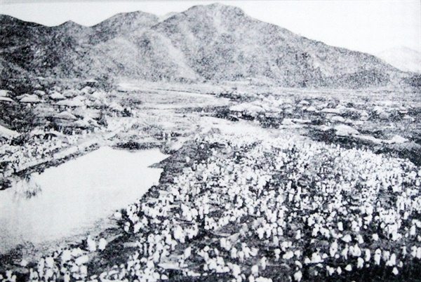 <사진으로 보는 군산 100년>에 실린 군산장날 모습(1905)