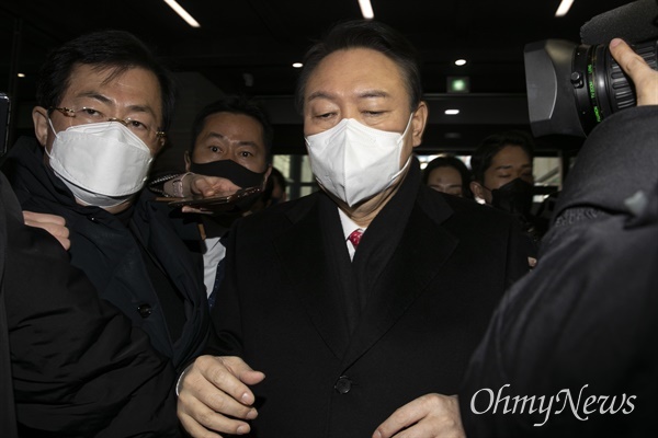 한국거래소 개장식 참석을 끝으로 이후 일정을 잠정 중단한 국민의힘 윤석열 대선 후보가 지난 3일 오전 서울 여의도 당사로 들어서고 있다.