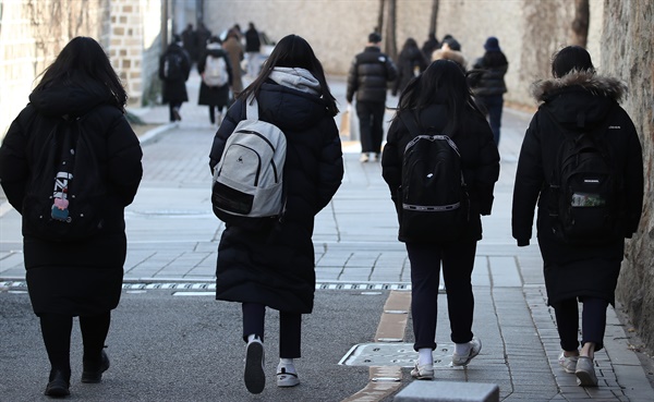 사진은 2021년 12월 13일 오후 서울 시내의 한 중학교 학생들이 하교하고 있는 모습. 