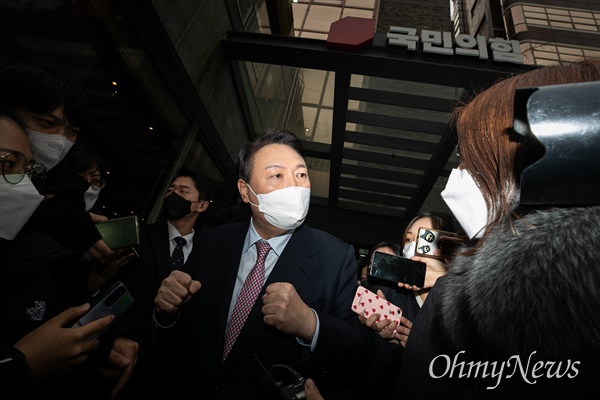 국민의힘 윤석열 대선 후보가 5일 오후 일정을 위해 서울 여의도 당사를 나서며 기자들의 질문을 받고 있다.