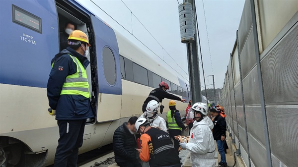 충북 소방본부 등에 따르면 5일 서울역을 출발해 부산역으로 가던 KTX-산천 열차가 충북 영동터널을 진입하던 중 탈선했다. 