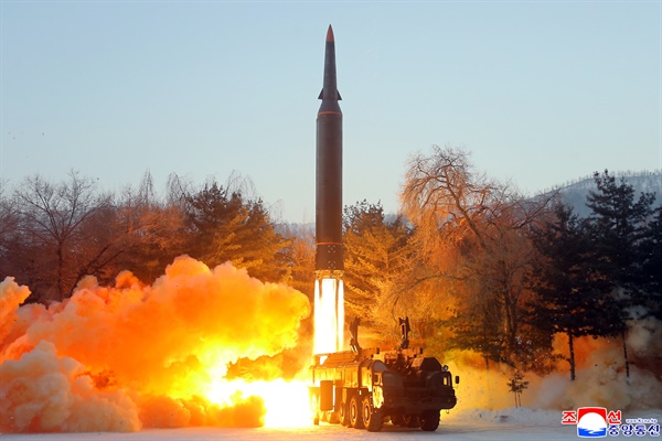 북한 <조선중앙통신>은 6일 "국방과학원은 1월 5일 극초음속 미사일 시험발사를 진행하였다"라고 보도했다. 이날 시험발사에는 중앙위원회 군수공업부와 국방과학 부문의 지도 간부들이 참관했고 김정은 국무위원장은 불참했다. 2022.1.6