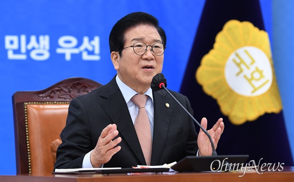 박병석 국회의장이 6일 국회에서 신년 기자회견을 하고 있다.