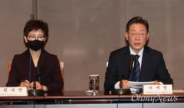 더불어민주당 이재명 대선후보가 6일 서울 프레스센터에서 열린 한국행정학회 주최 대통령선거 후보자 초청 토론회에서 기조연설을 하고 있다. 