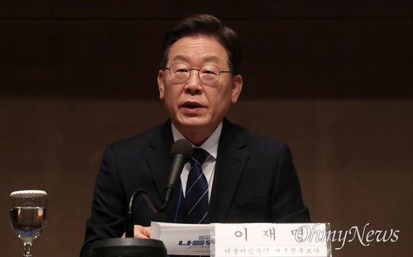 더불어민주당 이재명 대선후보가 6일 서울 프레스센터에서 열린 한국행정학회 주최 대통령선거 후보자 초청 토론회에서 기조연설을 하고 있다. 