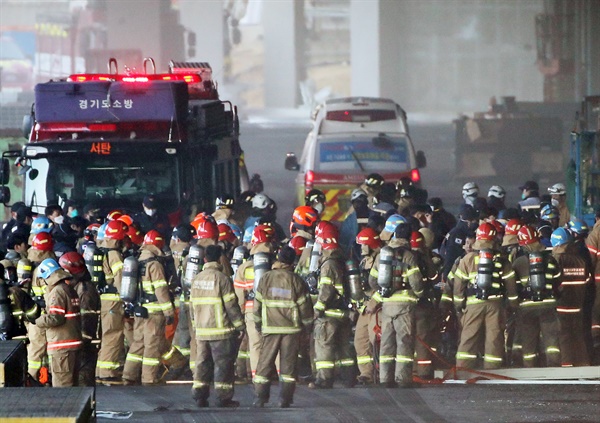 6일 오후 경기도 평택시의 한 신축 공사장 화재 현장에서 실종됐던 소방관을 태운 구급차가 현장을 떠나고 있다.