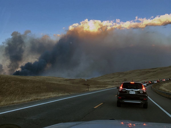 2021년 12월 30일 미국 콜로라도주 브룸필드 고속도로에서 경찰이 촬영한 사진으로 빠르게 번지는 산불을 피해 대피하는 행렬 위로 자욱한 연기가 보인다. 