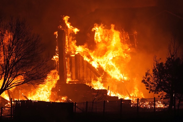 (브룸필드 AP=연합뉴스) 2021년 12월 30일(현지시간) 미국 콜로라도주 브룸필드 인근 마을의 주택들이 산불로 불타고 있다. 이날 콜로라도주에서는 시속 160km에 달하는 강풍을 타고 산불이 번져 주민 3만여 명에게 대피령이 내려졌다. 이곳 인근 볼더에 있는 국립기상청(NWS) 지부는 이 일대에 기록적인 폭풍이 닥쳤다고 밝혔다. 재러드 폴리스 주지사는 이 지역에 비상사태를 선포했다