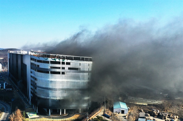 6일 경기도 평택시의 한 신축 공사현장에 화재가 발생해 연기를 내뿜고 있다.