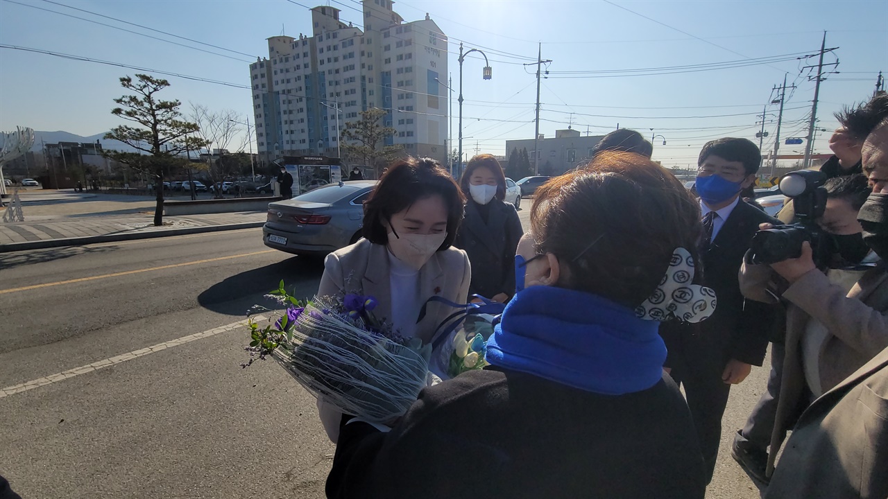 해미국제성지를 방문한 이재명 대선 후보 부인 김혜경 씨가 꽃다발을 받고 있다
