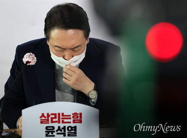 지난 1월 6일 윤석열 당시 국민의힘 대선 후보가 서울 여의도 당사에서 청년보좌역들과 간담회를 하던 모습.