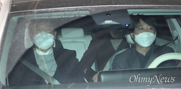 윤석열 국민의힘 대선 후보와 이준석 대표가 6일 오후 서울 여의도 국회에서 열린 의원총회를 마친 후 함께 차량에 탑승하고 있다.
