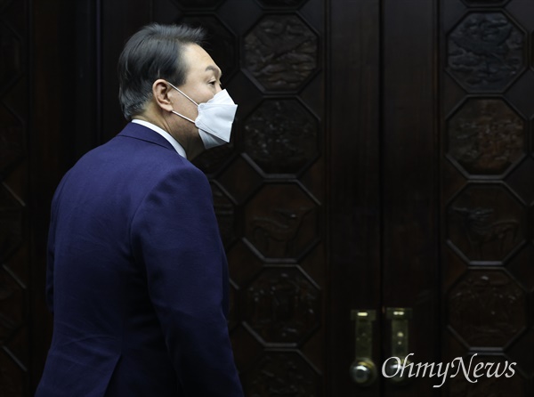 윤석열 국민의힘 대선 후보가 6일 서울 여의도 국회에서 열린 의원총회에 이준석 대표를 만나기 위해 들어가고 있다.