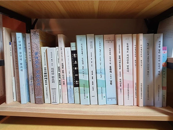 김용근씨가 40여년 동안 조사연구한 자료를 모아 21권의 책으로 출판했다. 