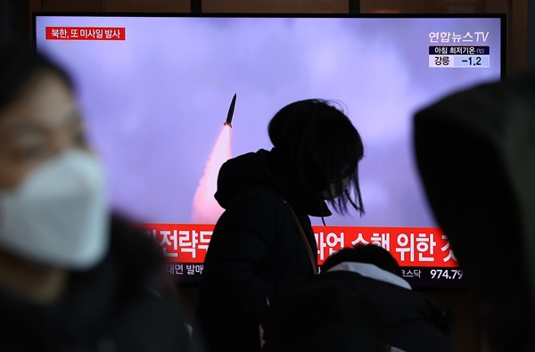 11일 서울역 대합실에서 시민들이 북한의 탄도미사일 추정 발사체 발사 관련 뉴스를 시청하고 있다.