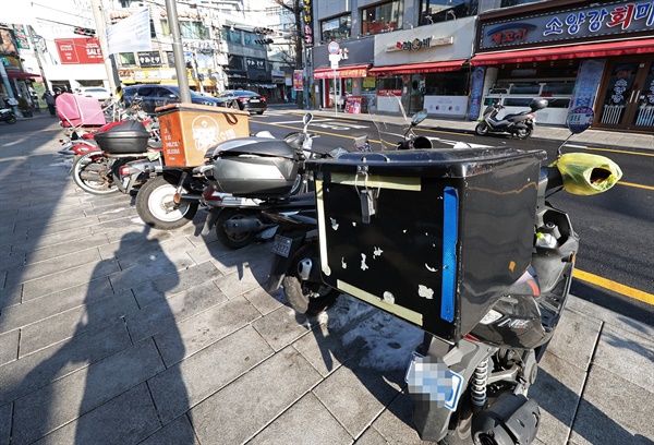 지난 2일 오후 서울 시내의 한 인도 위에 오토바이들이 세워져 있다. 올해부터 플랫폼 업체와 1개월 이상의 노무 제공 계약을 체결해 월 보수액이 80만원 이상인 퀵서비스, 대리운전 기사에게 고용보험이 적용된다.