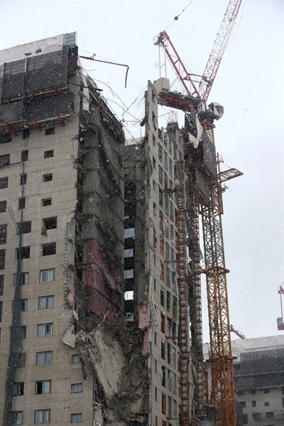 11일 오후 4시께 광주 서구 화정동에서 신축 공사 중인 고층아파트의 외벽이 무너져내렸다.