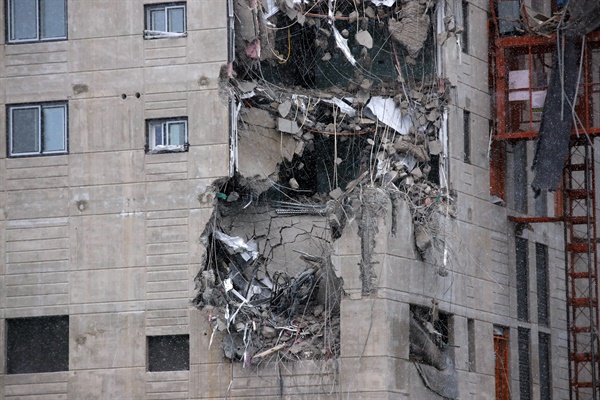 지난 11일 오후 4시께 광주 서구 화정동에서 신축 공사 중인 고층아파트의 외벽이 무너져내렸다.