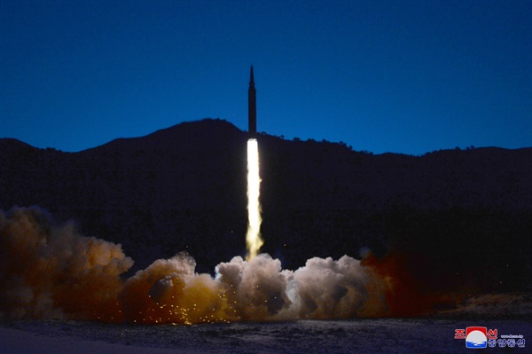 북한 국방과학원이 11일 극초음속미사일 시험발사를 김정은 국무위원장이 참관한 가운데 진행해 성공시켰다고 조선중앙통신이 12일 보도했다. 2022.1.12