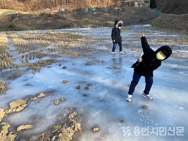 논에 언 얼음을 밟으며 즐거운 시간을 보내고 있는 필자 자녀들