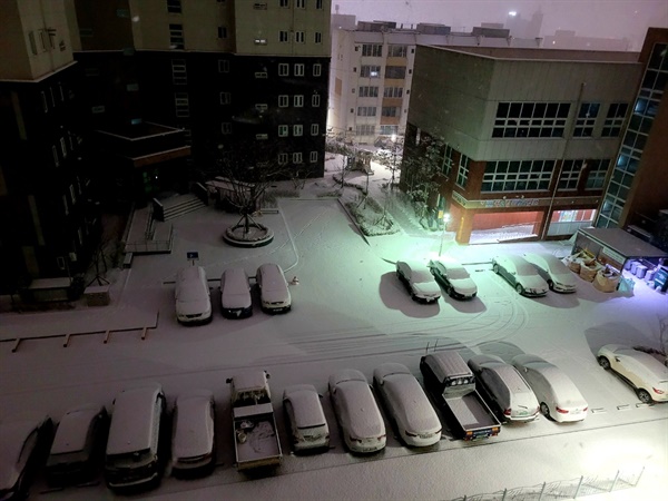 13일 오전 충남 지역에 눈이 내린 가운데, 태안의 한 아파트 단지에 눈이 쌓여 있다.