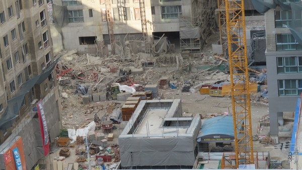 붕괴 사고 현장 지상에 건물 잔해들이 널브러져 있는 모습.