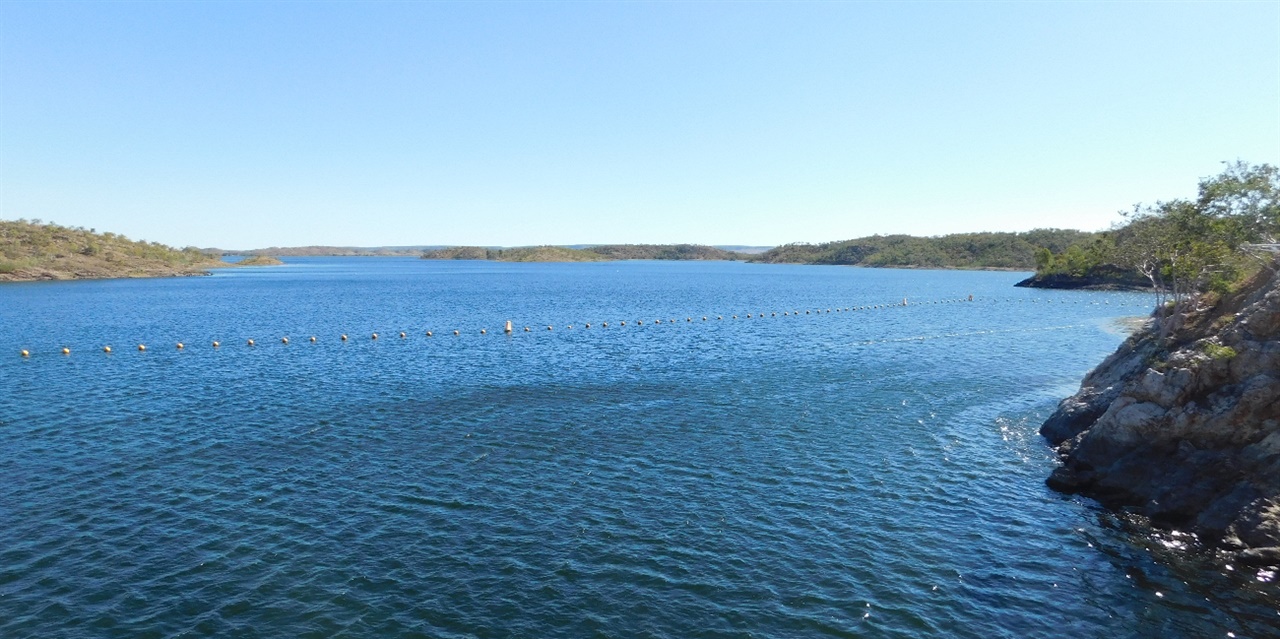 황량한 내륙에서 만난 규모가 큰 호수(Lake Moondarra)