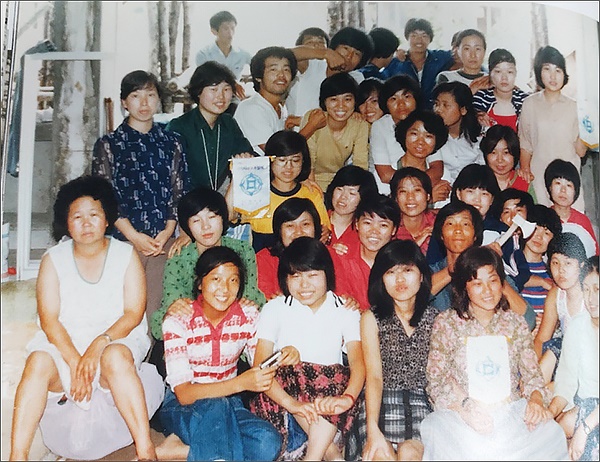 이소선과 신순애 전태일 어머니 이소선 여사 (앞줄 왼쪽),뒷줄 두번째 오른쪽에서 두번째 흰옷 차림이 신순애((1979.8.4 아카시아 야외교육) 여주, 아카시아는 청계노조 회원들의 친목단체다