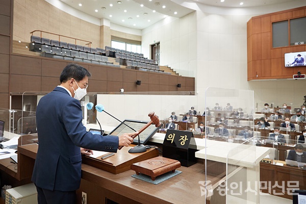 용인시의회 본회의에서 김기준 의장이 안건 의결을 알리고 있다.