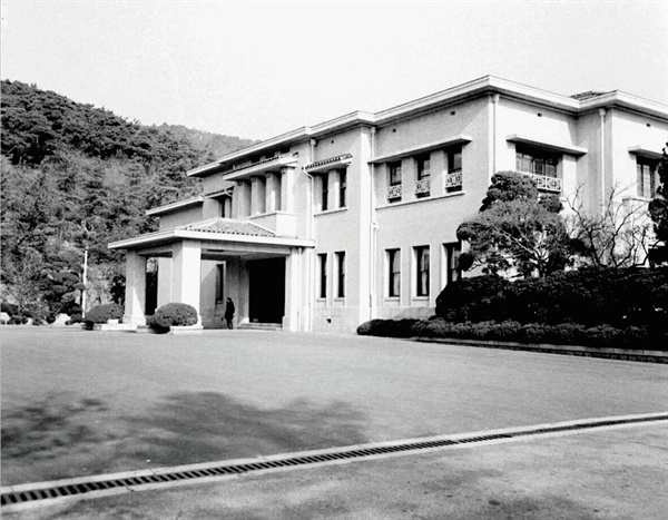 총독관저(1939)-미군청정장 관사-경무대(대통령 집무실)-청와대(1960)였던 건물. 1993년 김영삼 정부 때 철거하고, 그 자리에 '수궁 터' 표석을 세워둠.